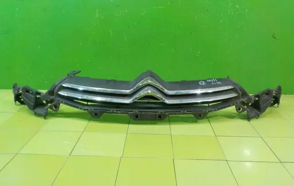 Citroen C4 II Front bumper upper radiator grill XP233