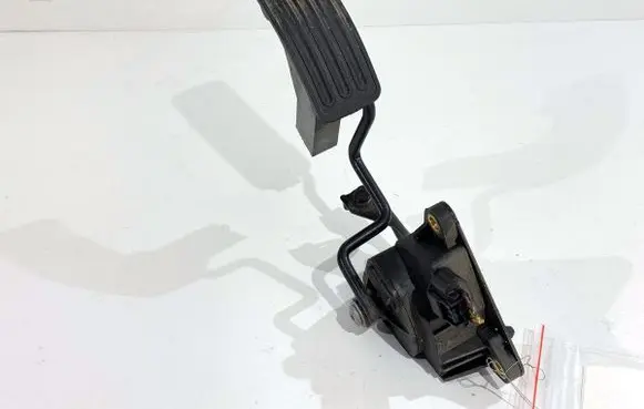 Accelerator throttle pedal