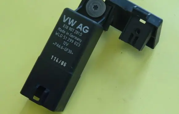Volkswagen Touran I Glow plug pre-heat relay 038907281D WL051299023 51299023