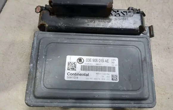 Skoda Fabia Mk2 (5J) Engine control unit/module 03E906019AE 03E906019C 5WA11018