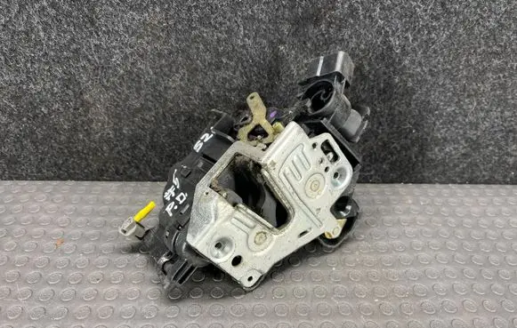 Mercedes-Benz E W210 Front door lock 2027204435
