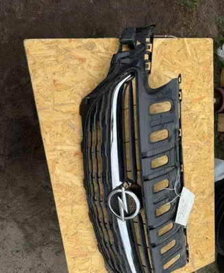 Opel Corsa E Front bumper upper radiator grill 39003576 475498858