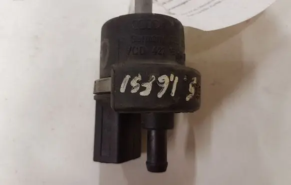Volkswagen Golf V Vacuum valve 05813359