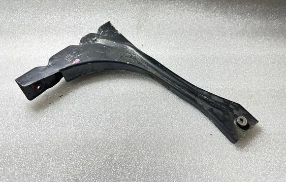 Audi A6 S6 C5 4B Fender mounting bracket 4B0821136A