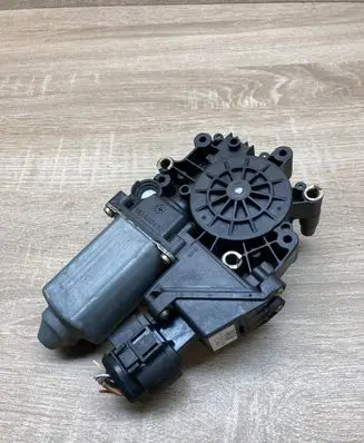 Audi A4 S4 B5 8D Front door window regulator motor 113846113 05071902