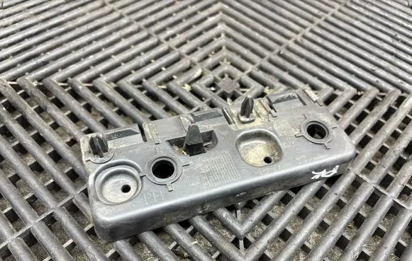 Volvo XC90 Fender mounting bracket 31378134