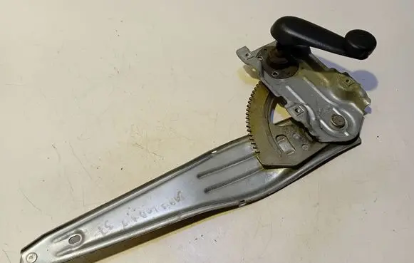 Rear door manual window regulator