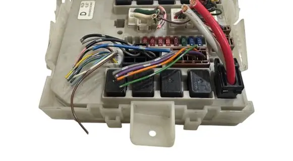 Nissan Navara D40 Fuse module 284B6EB301 0630 5L07