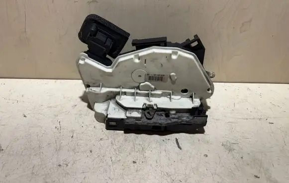 Volkswagen Golf VI Front door lock 5K1837016