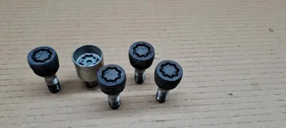Volkswagen Up Anti-theft wheel nuts and lock 