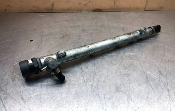 Mercedes-Benz C W203 Fuel main line pipe A6110700395 113395 0445214038