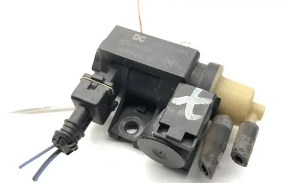 Mercedes-Benz CLA C117 X117 W117 Fuel pressure regulator 8200790180