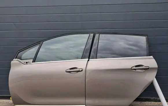 Peugeot 2008 I Front door 