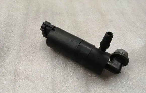 Toyota Avensis T250 Headlight washer pump 8528002021