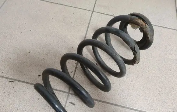 Toyota Avensis T270 Rear coil spring
