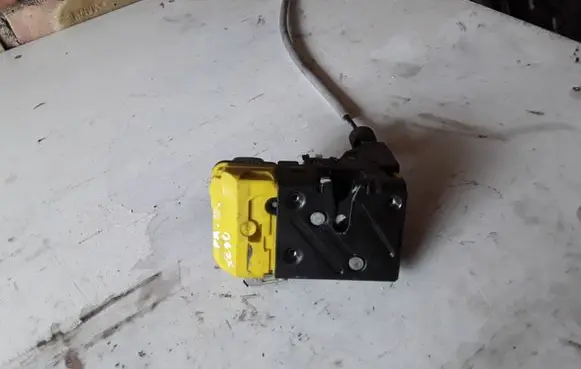 Volvo XC90 Front door lock 30699747