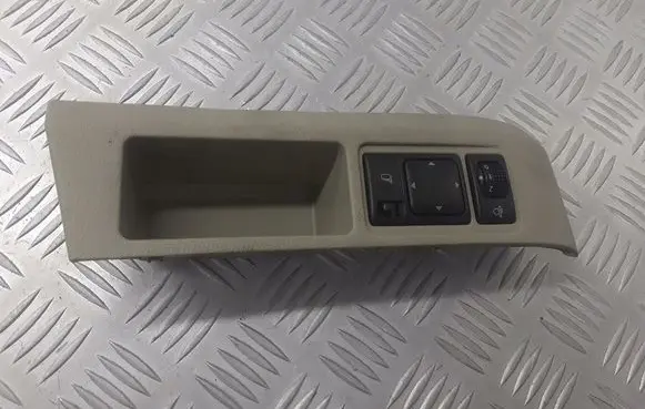 Nissan Micra Central console control unit 68485AX700