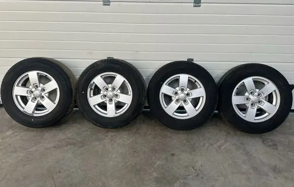 Jeep Commander R17 alloy rim 