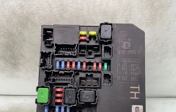 Nissan Juke I F15 Fuse module 284b71tx2a