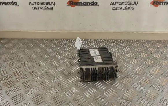 Volkswagen PASSAT B3 Engine control unit/module 443907311D 0261200271