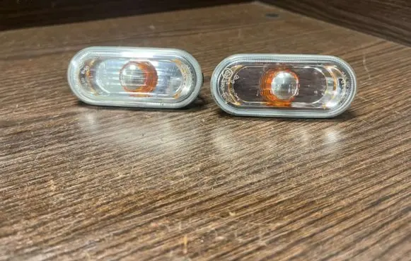 Front fender indicator light