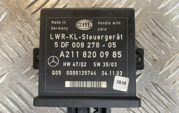 Mercedes-Benz E W211 Light module LCM A2118200985 5DF00827805 0000125746