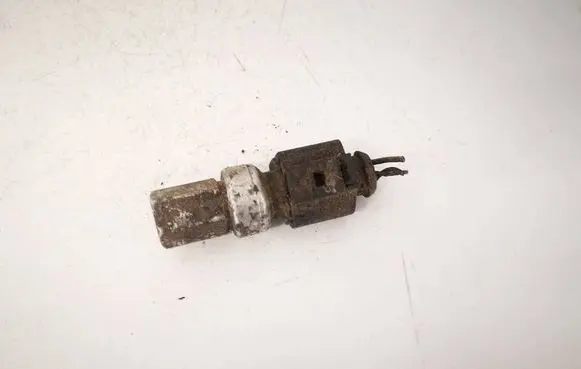 Volkswagen PASSAT B6 Air conditioning (A/C) pressure sensor 