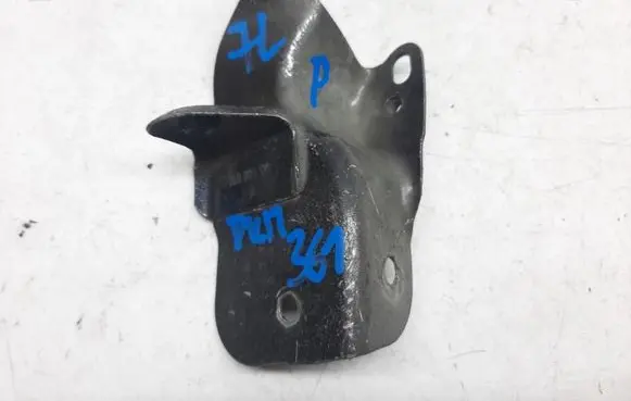 Volkswagen Touareg I Fender mounting bracket 7L6805373