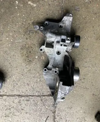 Volkswagen PASSAT B7 Generator/alternator bracket 