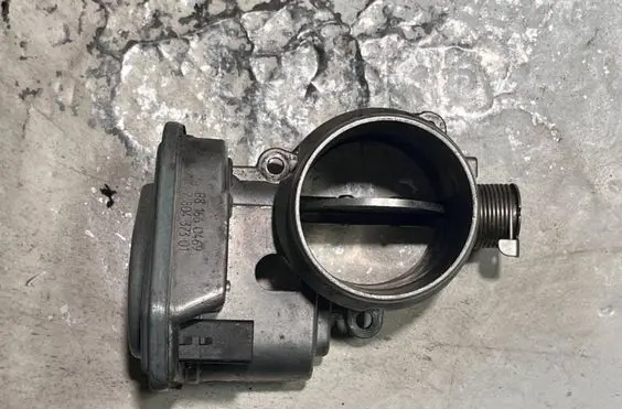 BMW X1 E84 Throttle valve 780437301 B81660469