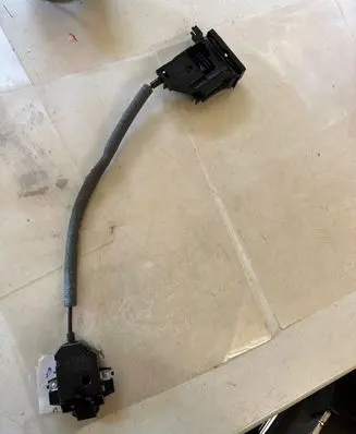 Porsche Cayenne (9PA) Glove box lock 7L5857147B M6F40350 PA66GF30