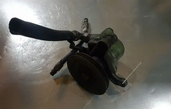 Mercedes-Benz 100 W631 Power steering pump