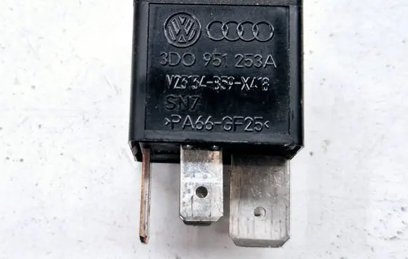 Volkswagen PASSAT B6 Other relay 3D0951253A V23134B59X418