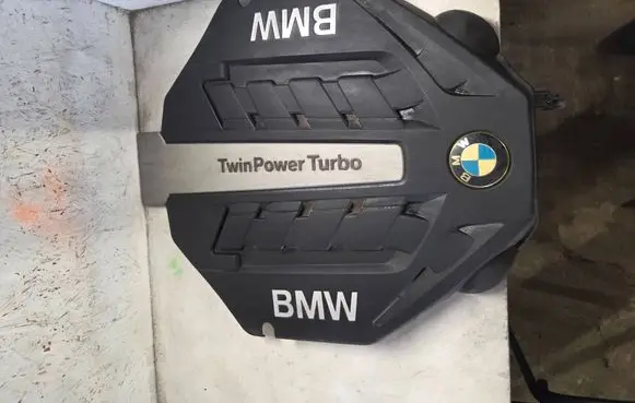 BMW 7 F01 F02 F03 F04 Engine cover (trim) 13717577459