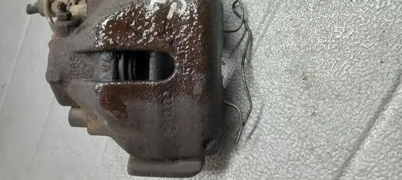 Volkswagen PASSAT B5 Front brake caliper