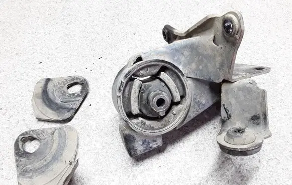Nissan X-Trail T30 Engine mount bracket