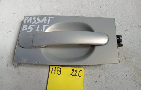 Volkswagen PASSAT B5 Rear door exterior handle 5689856