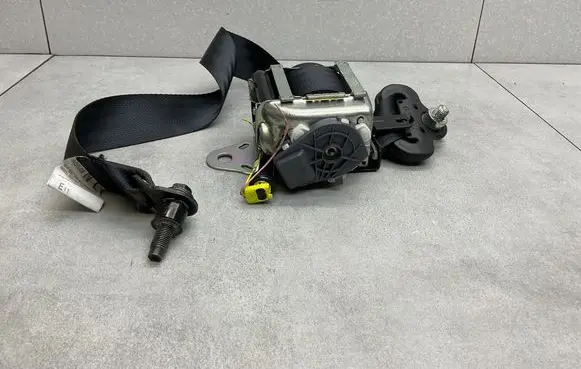 Nissan Juke I F15 Front seatbelt 617544201B
