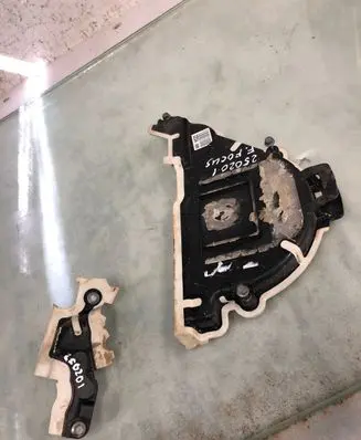 Ford Focus Timing belt guard (cover) 9824675280