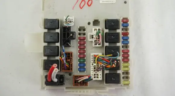Nissan Pathfinder R51 Fuse module 284B6EB301