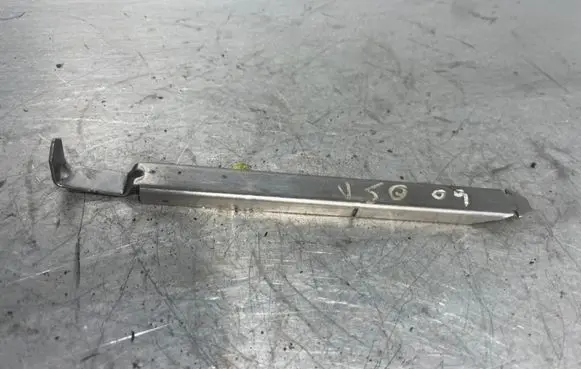 Headlight/headlamp mounting bracket