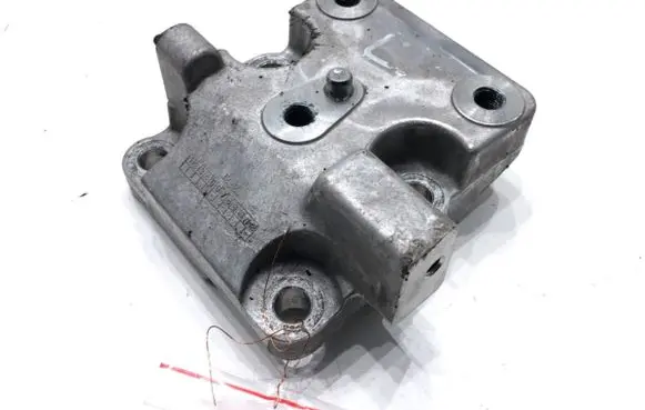 Hyundai Kona II Engine mounting bracket 