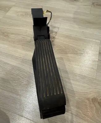 Mercedes-Benz E W211 Accelerator throttle pedal A2113000404 2113000404