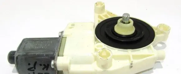 Mercedes-Benz C W204 Front door window regulator motor 0130822503
