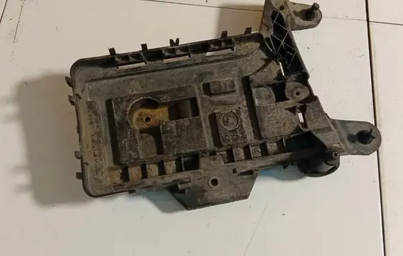 Volkswagen Touran I Battery box tray 1K0915333B