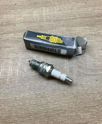 Renault Clio I Spark plug 7701366087