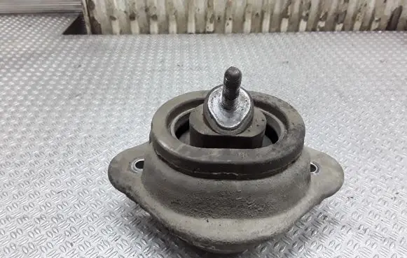BMW X5 E53 Engine mount bracket 109699601