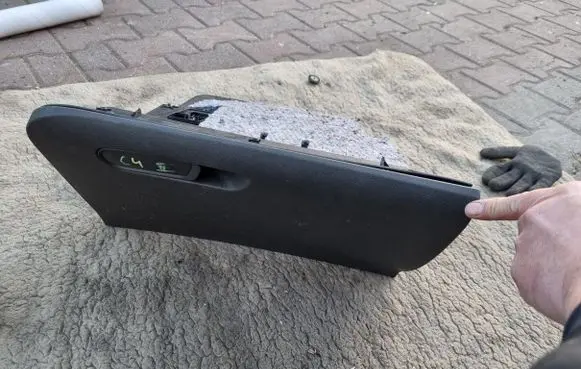 Citroen C4 II Glove box XXXXXXXXXX