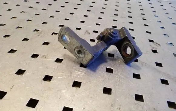 Volkswagen Touran I Front door upper hinge 6Q0831402B