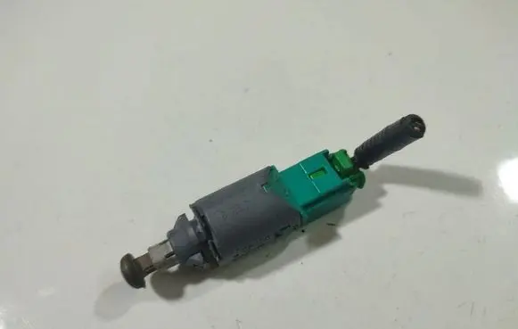Renault Scenic II - Grand scenic II Brake pedal sensor switch 